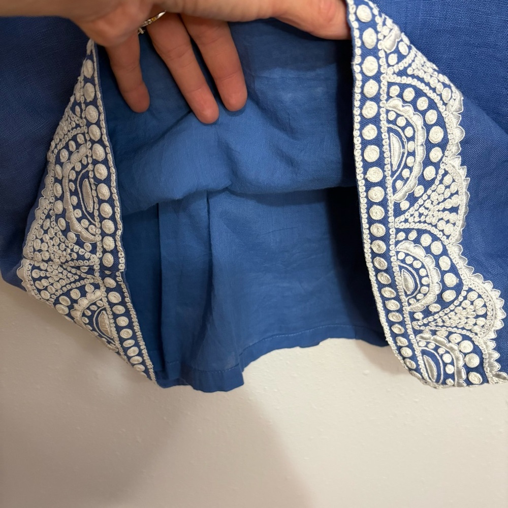 Bella Tu Sleeveless Shift Dress With White Embroidery - 100% linen. - Picture 7 of 10